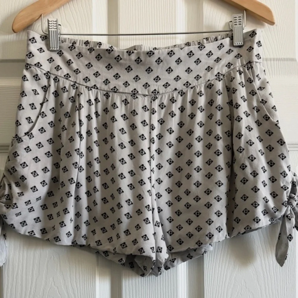 Free People High Waist Patterned Gray Shorts
Fully lined Stretchy waist.Packets. - Picture 1 of 5